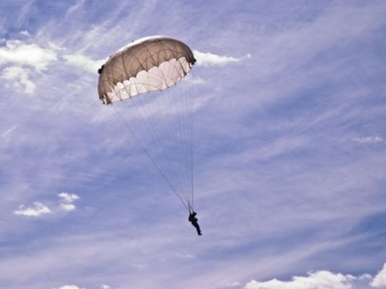 По свидетельствам очевидцев, члены экипажа успели катапультироваться