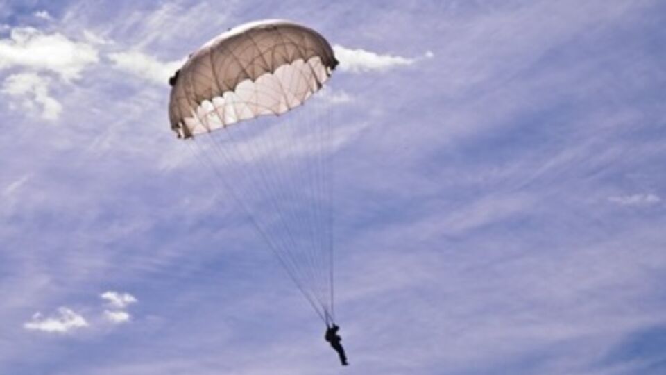 По свидетельствам очевидцев, члены экипажа успели катапультироваться