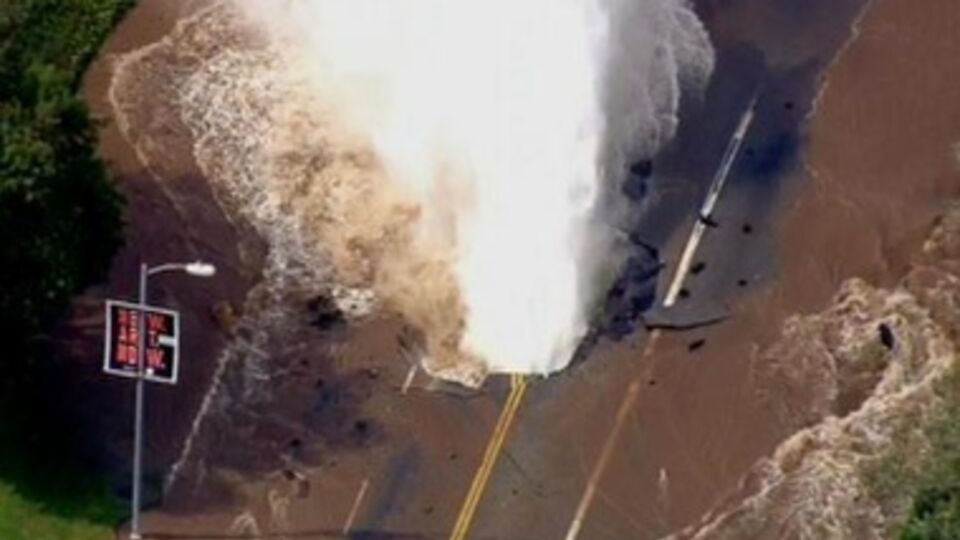 На месте происшествия работают спасатели