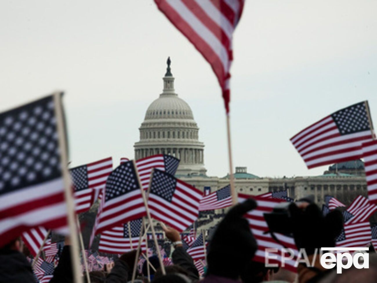 США временно не выдают визы