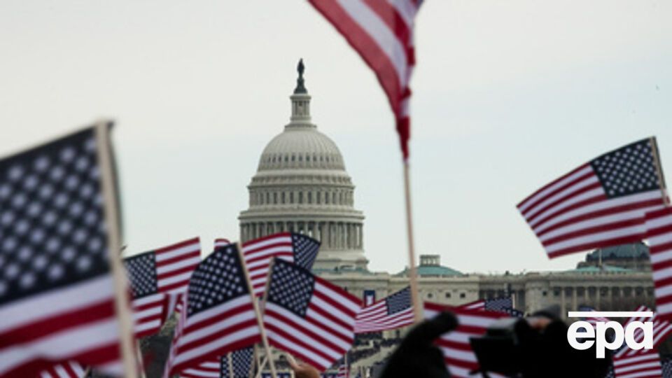 США временно не выдают визы