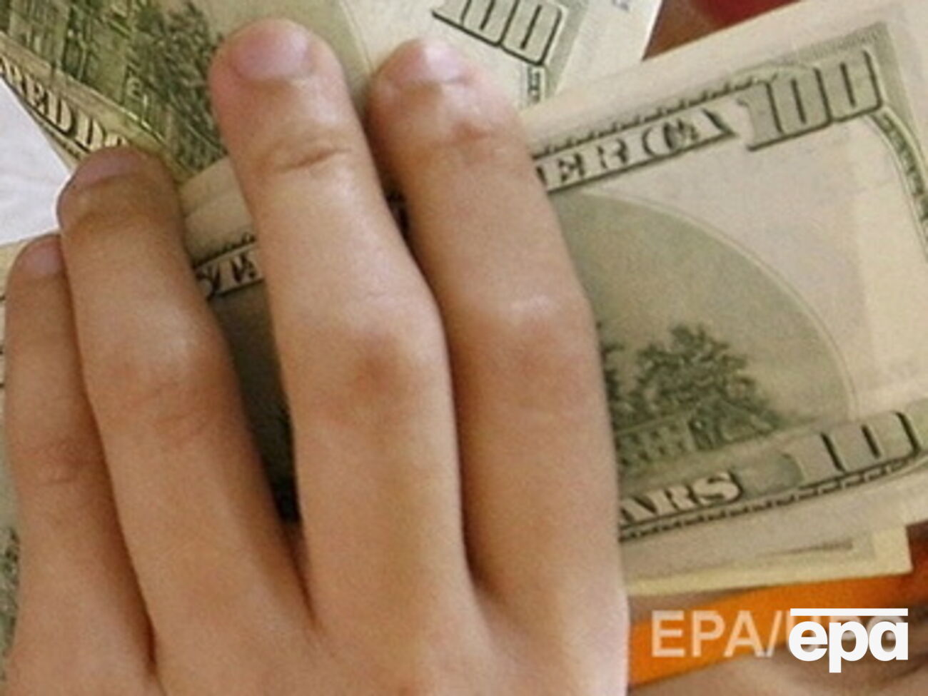 Гривна теряет свои позиции