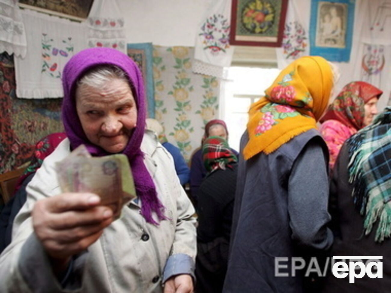 Осажденный Донецк уже с пенсиями, освобожденный Дебальцево --- нет