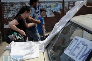 Автомобили с белыми флагами едут к городу Счастье