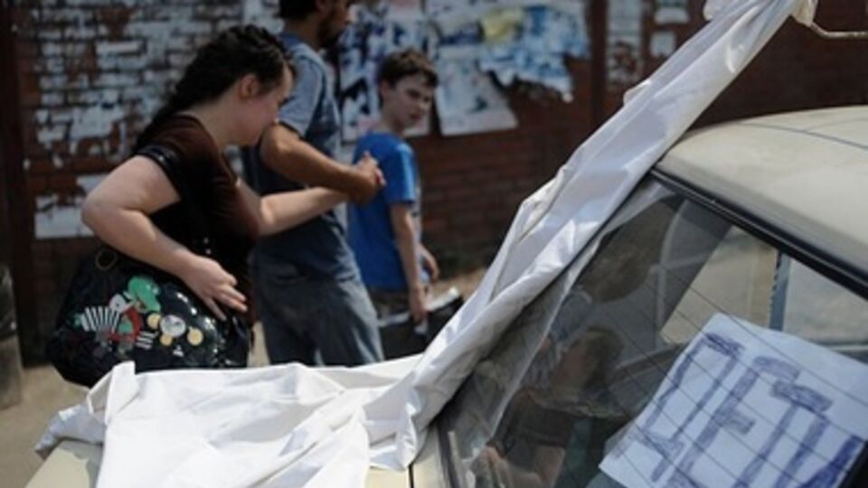 Автомобили с белыми флагами едут к городу Счастье