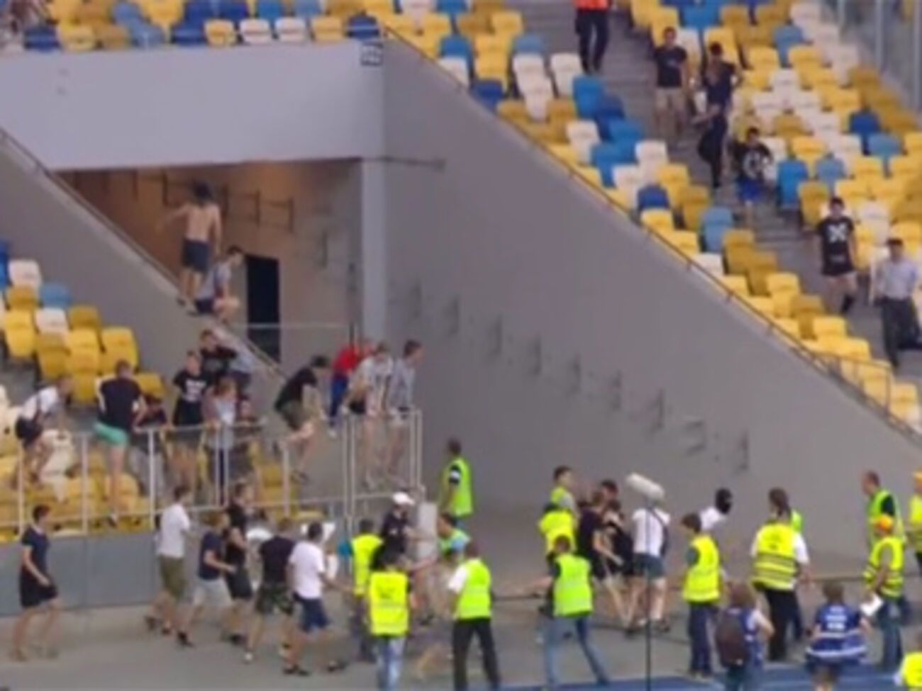 Датчан было не больше 25 человек, к ним через ограждение перепрыгивали фанаты "Днепра"