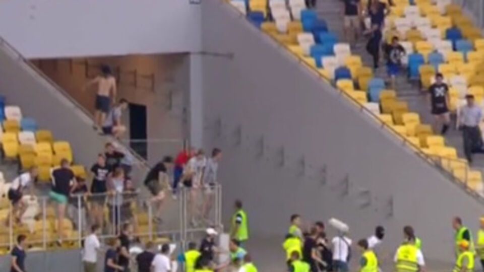 Датчан было не больше 25 человек, к ним через ограждение перепрыгивали фанаты "Днепра"