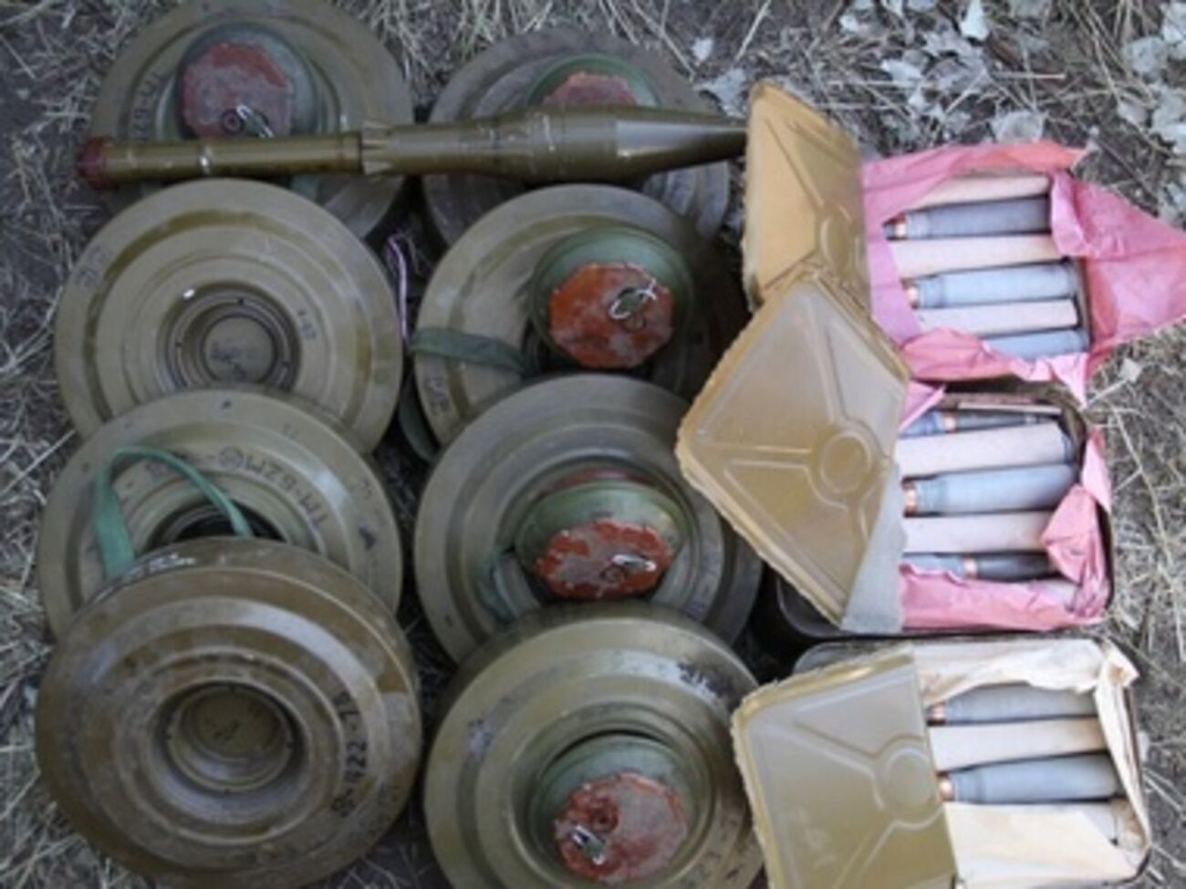 Отступая, боевики оставляют тайники с боеприпасами