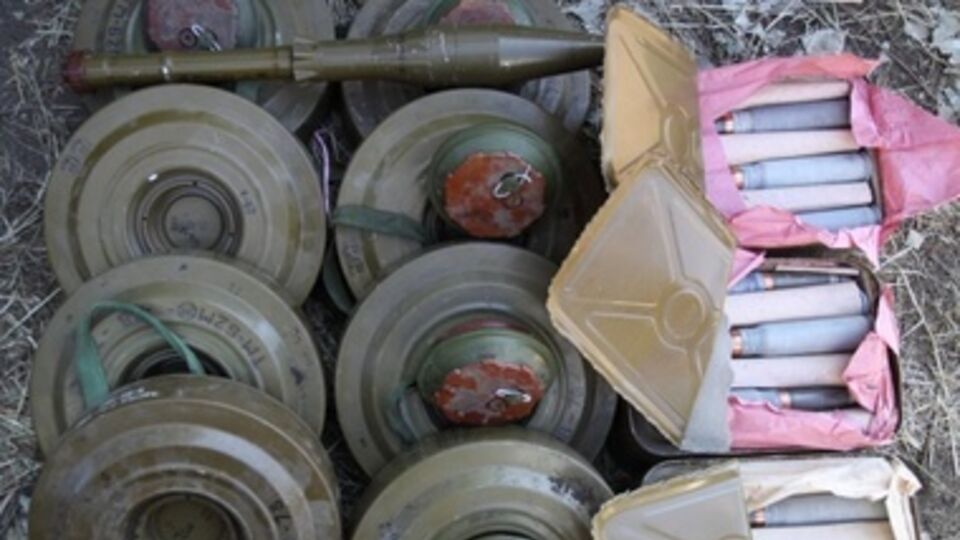 Отступая, боевики оставляют тайники с боеприпасами