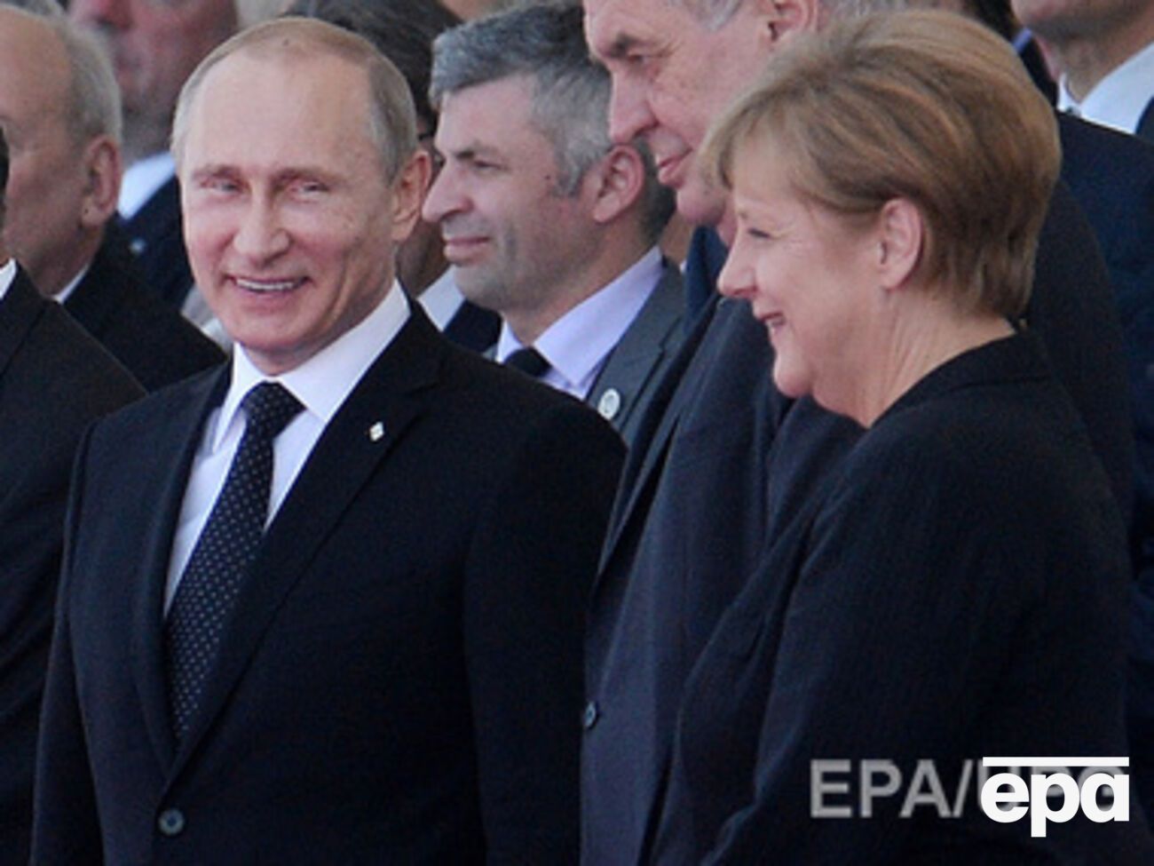 Меркель отрицает тайные договоренности с Путиным