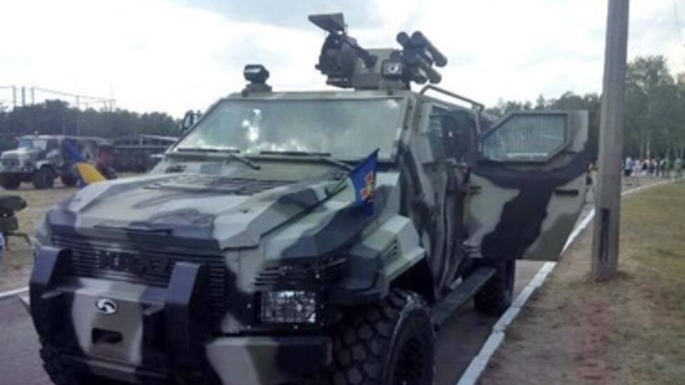 Активисты хотят снабдить армию бронемашинами