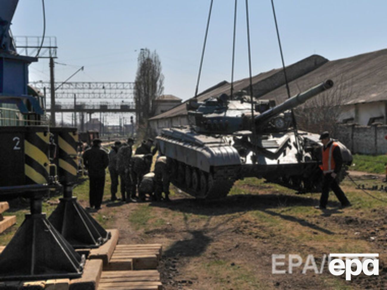 Россия продолжает переправлять технику в Крым