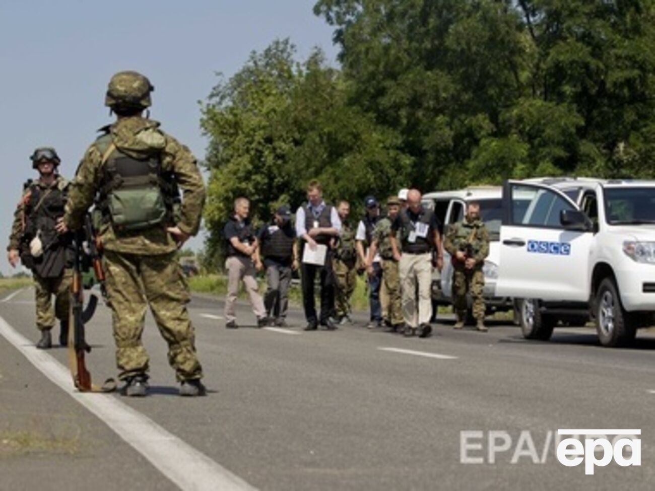 Сегодня впервые за неделю группе международных экспертов удалось добраться к месту крушения самолета