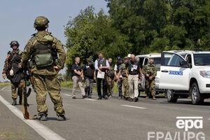 Сегодня впервые за неделю группе международных экспертов удалось добраться к месту крушения самолета