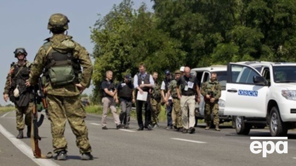 Сегодня впервые за неделю группе международных экспертов удалось добраться к месту крушения самолета