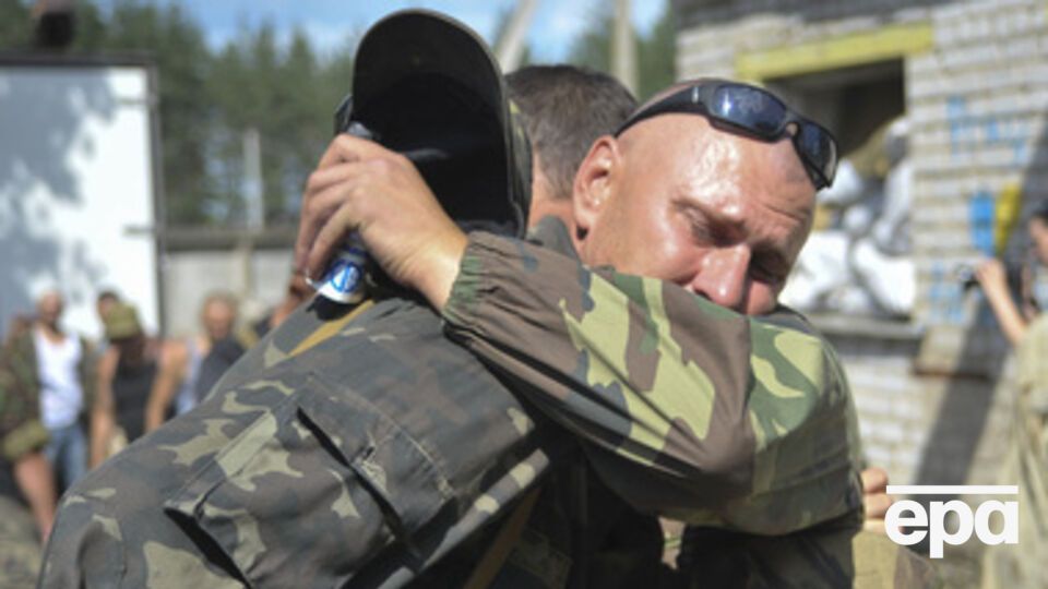 Бойцы остались с одними автоматами против минометов и "Градов", поэтому перешли границу, пишет Бочкала