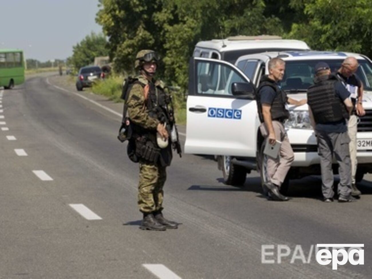 В предыдущие дни доступ к месту крушения самолета блокировали боевики