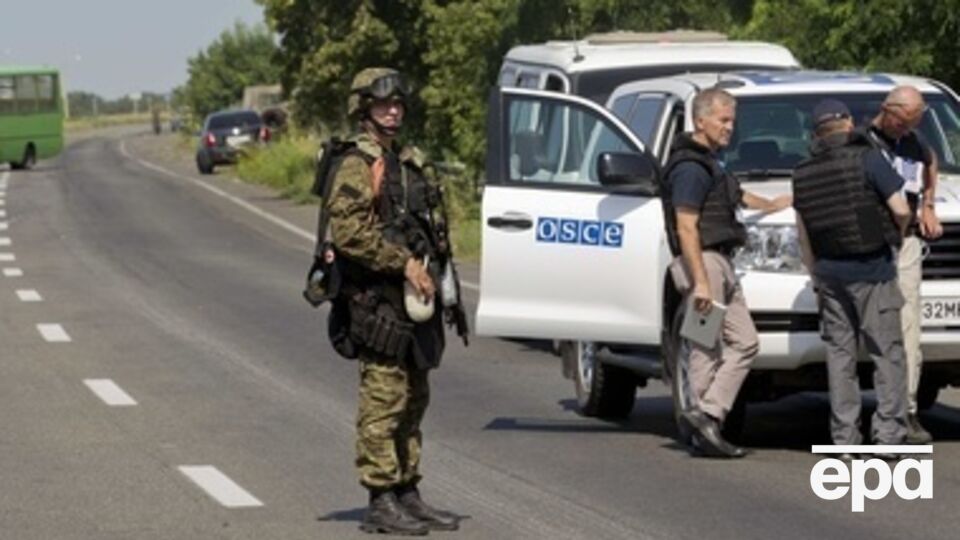 В предыдущие дни доступ к месту крушения самолета блокировали боевики