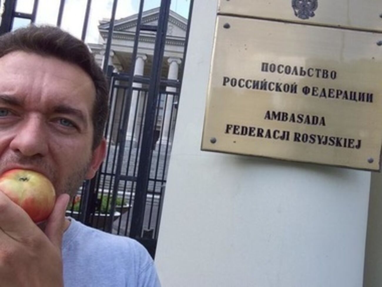 К акции присоединились и возле посольства РФ