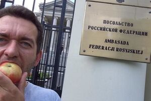 К акции присоединились и возле посольства РФ