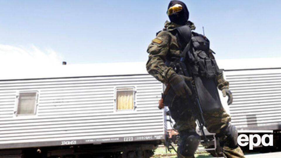 Личные вещи погибших остаются в вагоне на станции Торез