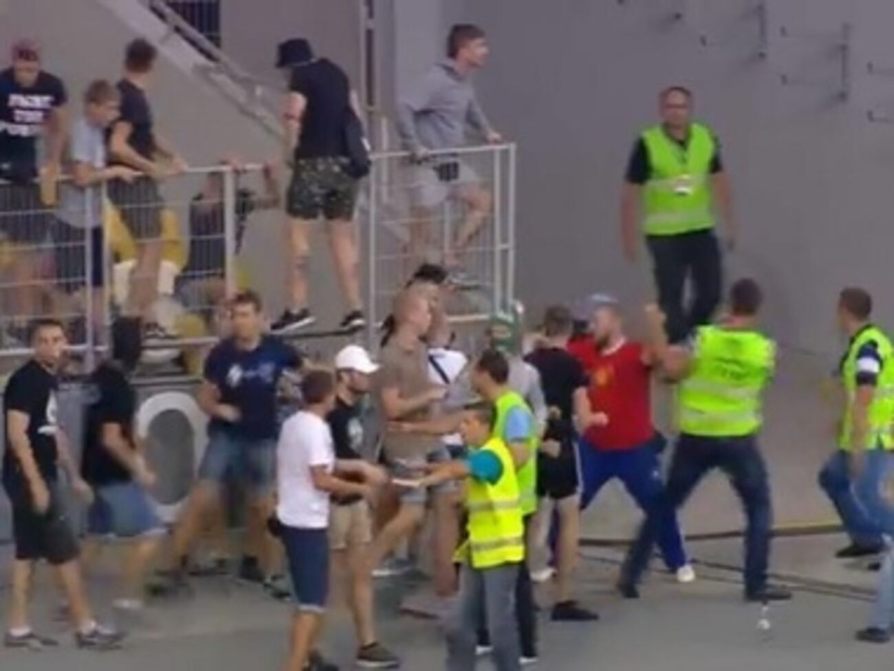 Около 200-250 фанатов днепропетровского футбольного клуба "Днепр" в перерыве попытались прорваться в гостевой сектор