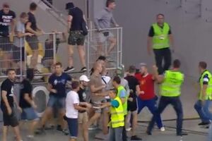 Около 200-250 фанатов днепропетровского футбольного клуба "Днепр" в перерыве попытались прорваться в гостевой сектор