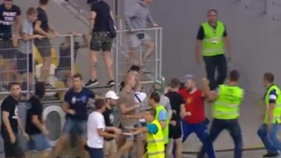 Около 200-250 фанатов днепропетровского футбольного клуба "Днепр" в перерыве попытались прорваться в гостевой сектор