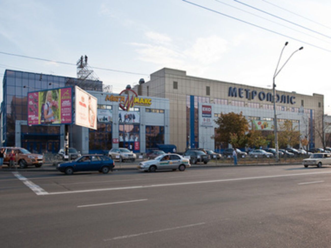 Возле ТРЦ "Метрополис" работают милиция пожарные и спасатели