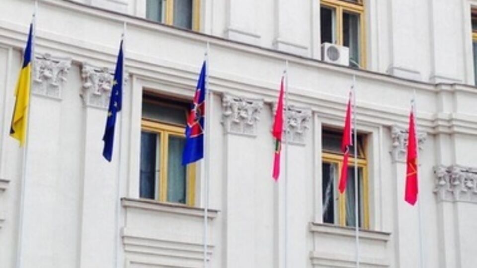 Ранее возле ведомства висели лишь флаги Украины и ЕС