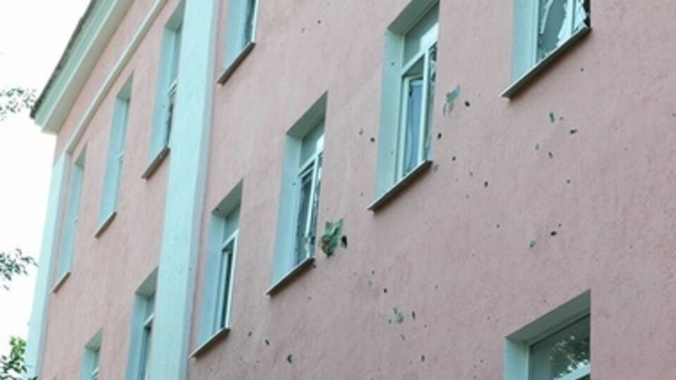 Одна из школ Луганска, пострадавшая от обстрела