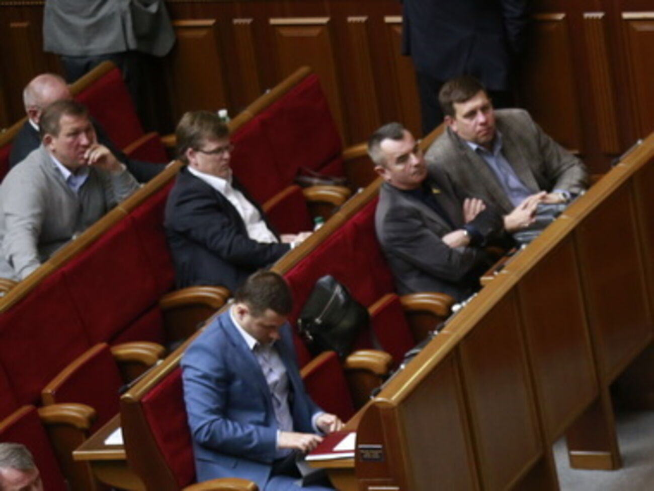 Четырех членов Нацсовета назначает парламент, четырех --- президент