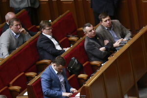Четырех членов Нацсовета назначает парламент, четырех --- президент
