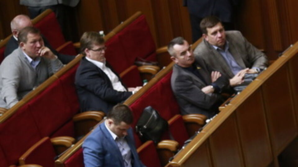 Четырех членов Нацсовета назначает парламент, четырех --- президент