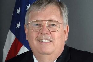 Джон Теффт возглавлял посольство США в Украине в декабре 2009 года – августе 2013 года