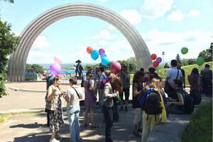 Около 35 представителей ЛГБТ-сообщества провели флешмоб с разноцветными воздушными шарами