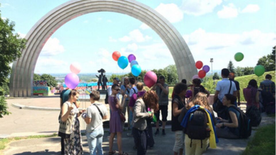 Около 35 представителей ЛГБТ-сообщества провели флешмоб с разноцветными воздушными шарами