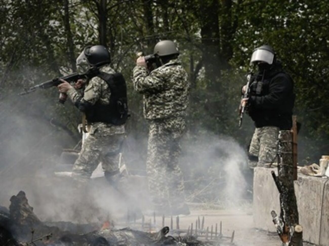 Блокпосты вокруг Славянска контролируют украинские военные, в город без сопровождения никого не пускают