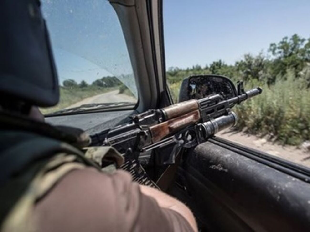 До этого российские журналисты катались в окрестностях Славянска в другой обстановке