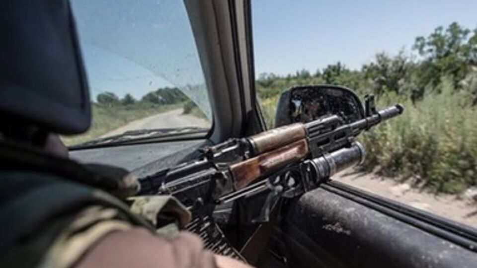 До этого российские журналисты катались в окрестностях Славянска в другой обстановке