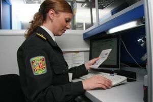 В паспорте обнаружили переклеенное фото без печати