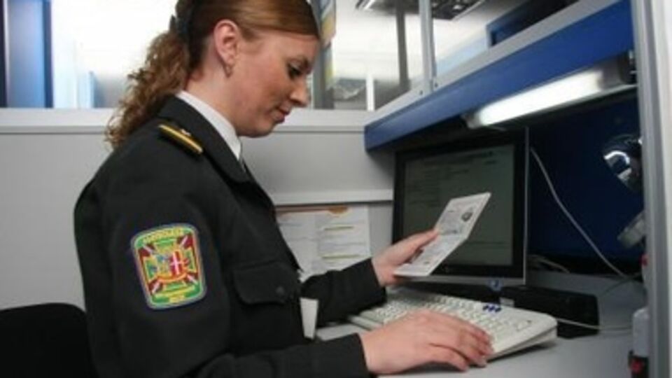 В паспорте обнаружили переклеенное фото без печати