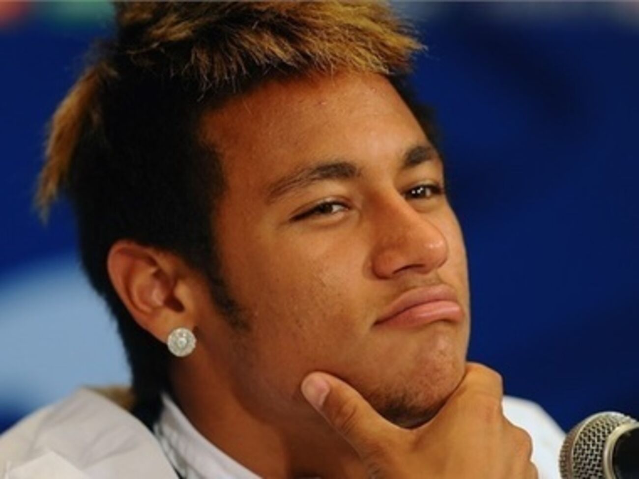 Защитник колумбийской сборной Хуан Суньига ударил Неймара в спину коленом