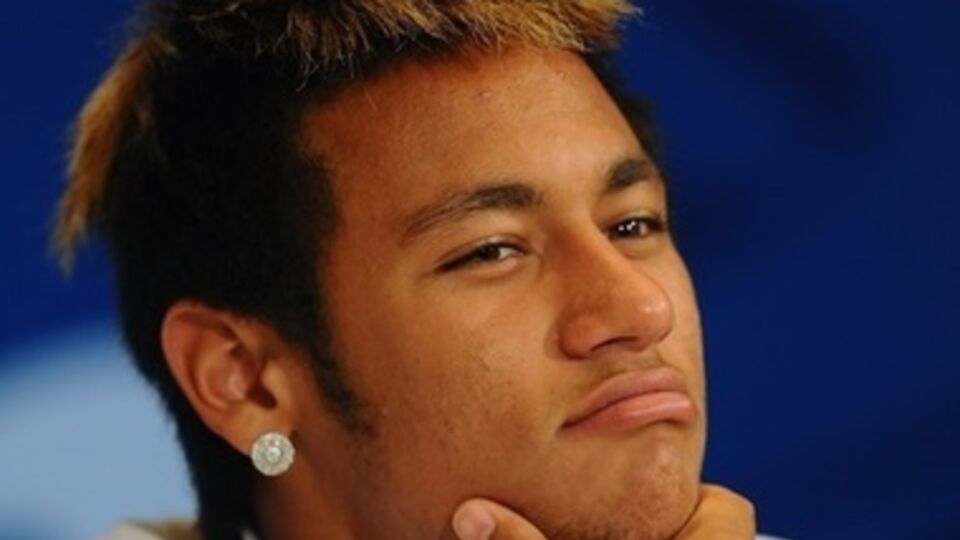 Защитник колумбийской сборной Хуан Суньига ударил Неймара в спину коленом