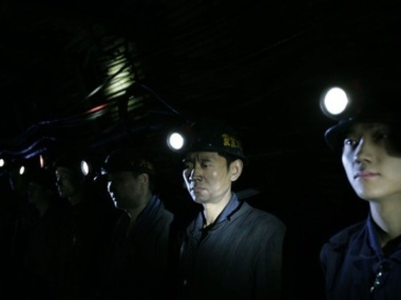 На место происшествия прибыли спасатели, которые пытаются освободить горняков