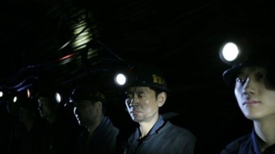 На место происшествия прибыли спасатели, которые пытаются освободить горняков