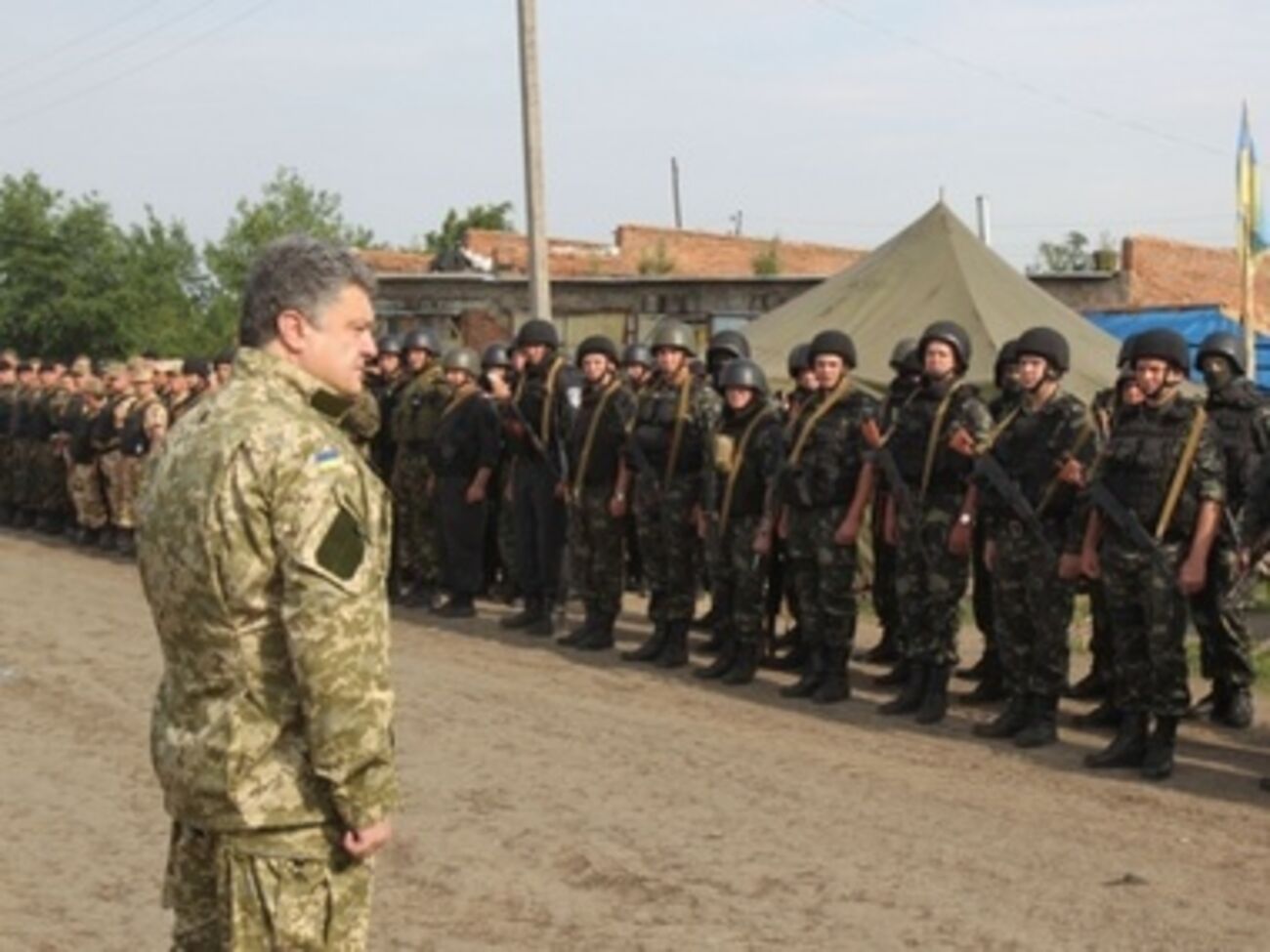 Президент приказал наградить бойцов АТО