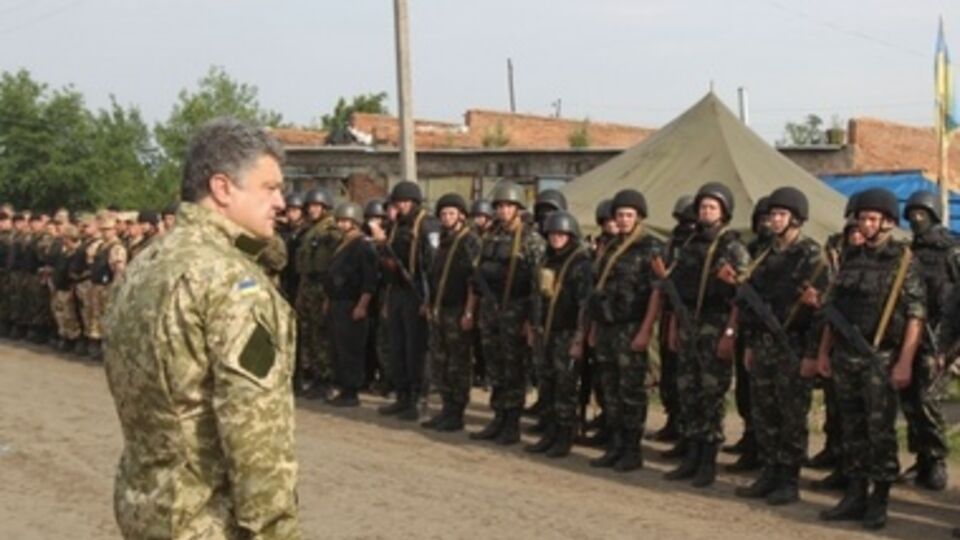 Президент приказал наградить бойцов АТО