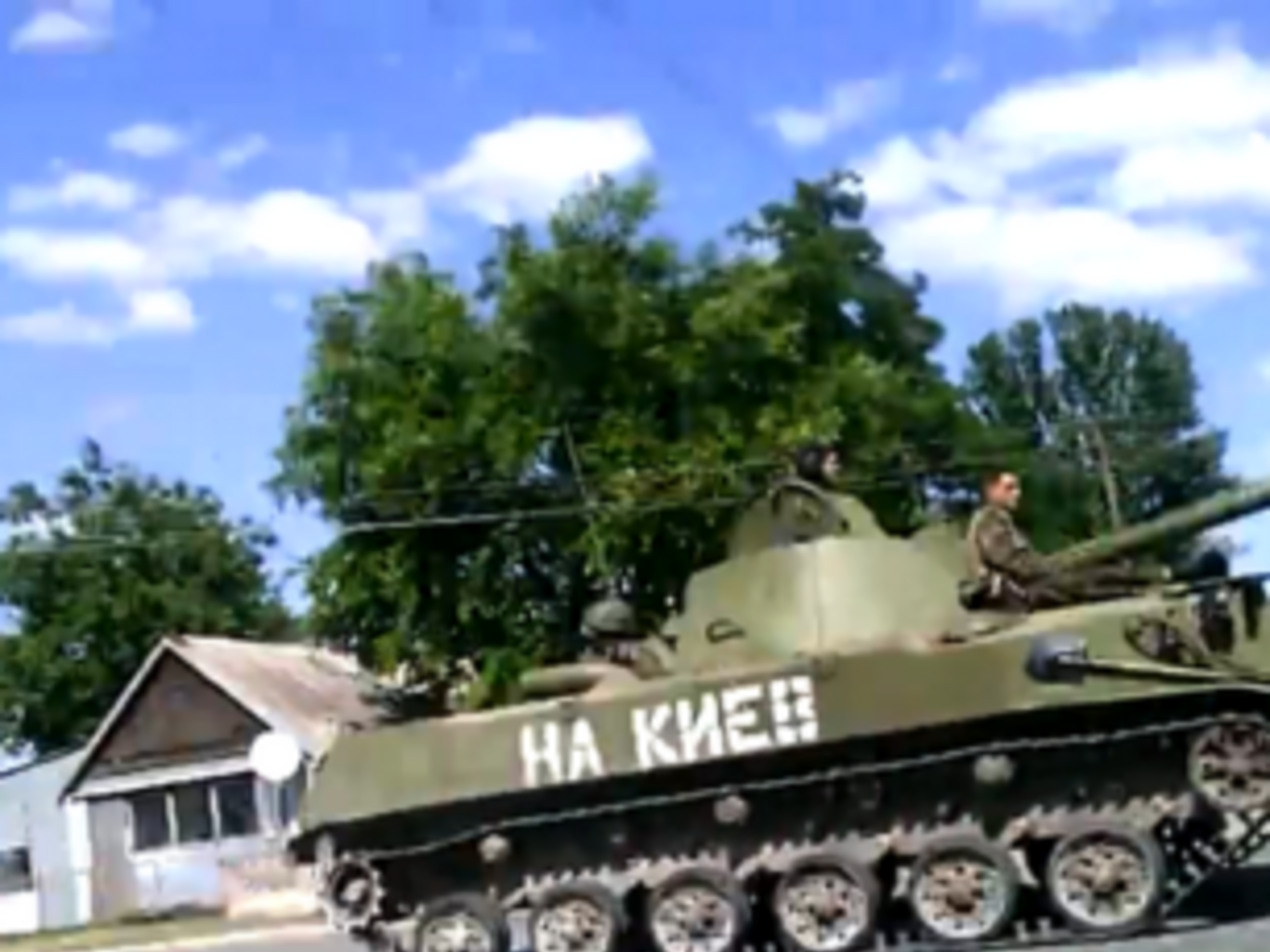 В городе слышны выстрелы и взрывы