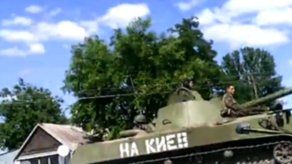 В городе слышны выстрелы и взрывы